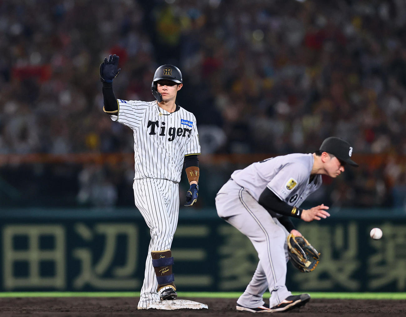阪神対巨人　5回裏阪神1死、中野は右越えに二塁打を放ちポーズをとる（撮影・藤尾明華）