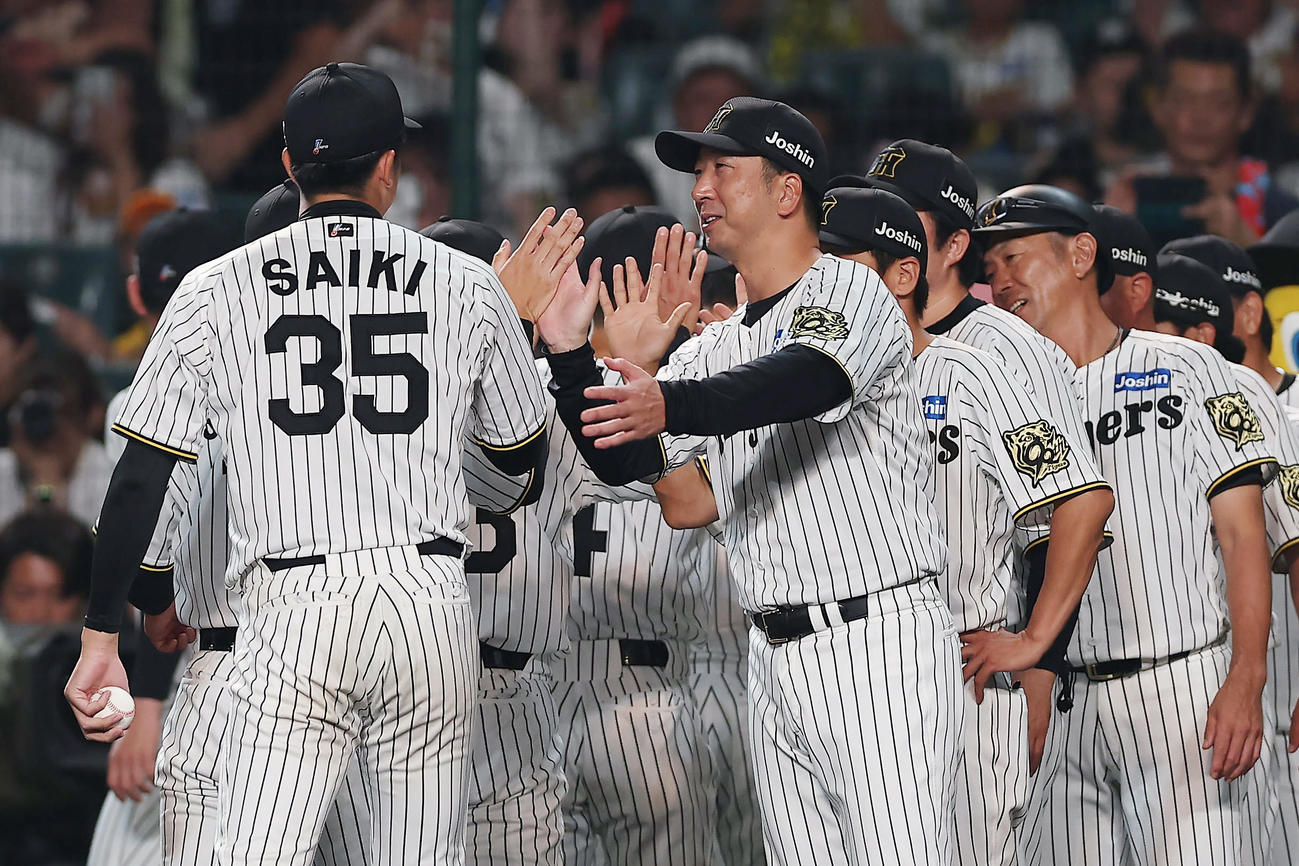 阪神対巨人　巨人に勝利し才木（左）とタッチを交わす藤川監督（中央）（撮影・前田充）