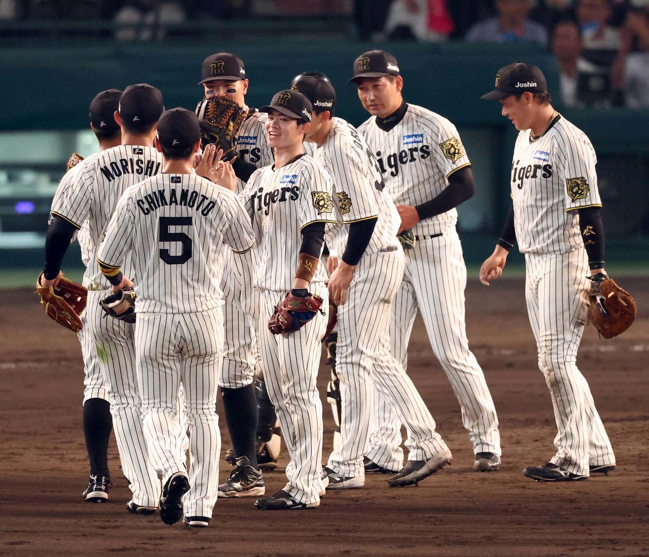 阪神対巨人　巨人に勝利した阪神ナインはハイタッチして喜ぶ（撮影・上田博志）