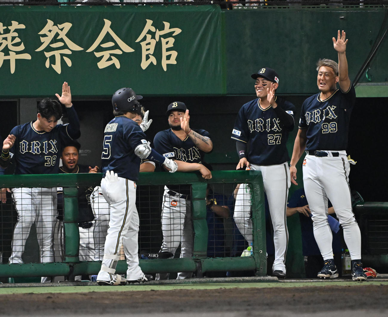 西武対オリックス　6貝表オリックス2死、右越えソロ本塁打を放った西野はナインとハイタッチする（撮影・和賀正仁）