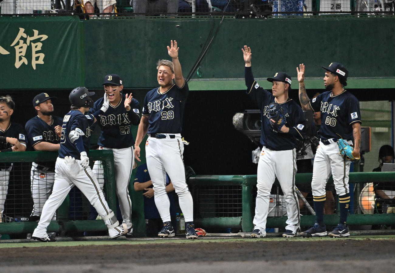西武対オリックス　6貝表オリックス2死、右越えソロ本塁打を放った西野はナインとハイタッチする（撮影・和賀正仁）