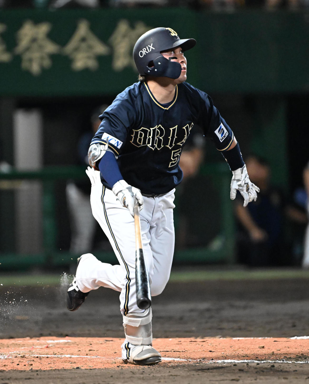 西武対オリックス　8回表オリックス1死一、二塁、右飛を放つ西野（撮影・和賀正仁）