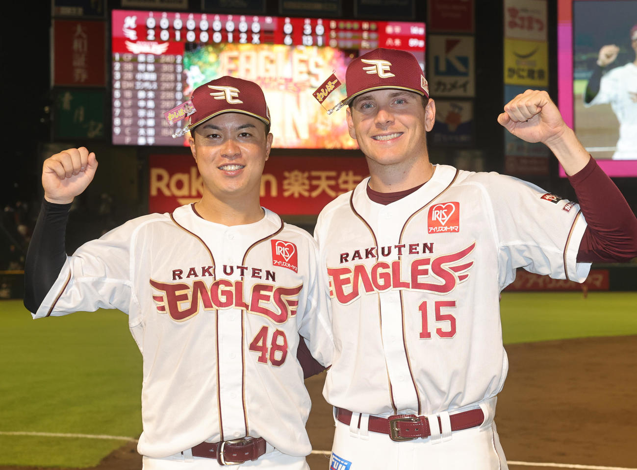 楽天対ロッテ　勝利を喜びあう楽天渡辺佳（左）とハワード（撮影・野上伸悟）