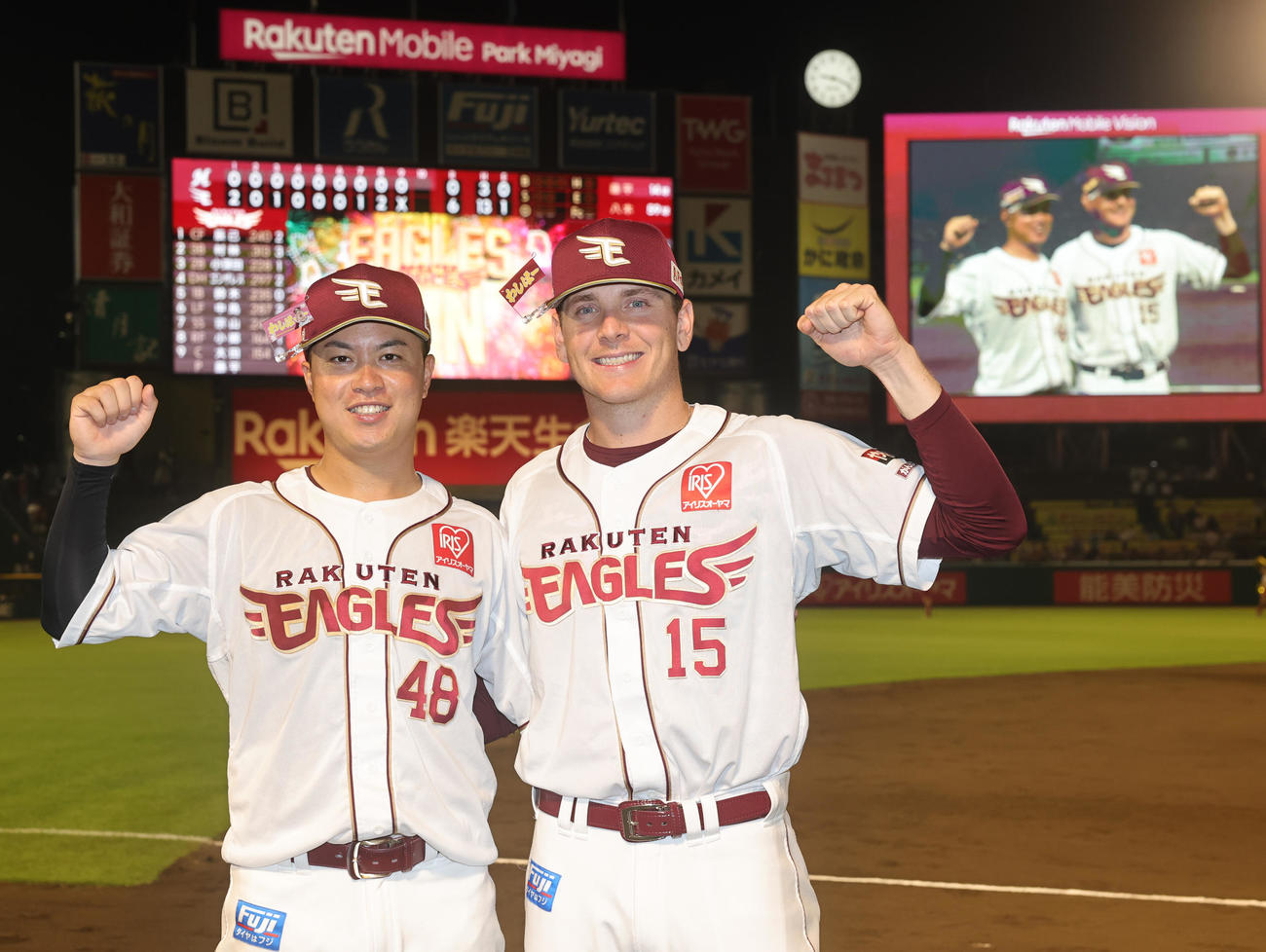楽天対ロッテ　勝利を喜びあう楽天渡辺佳（左）とハワード（撮影・野上伸悟）