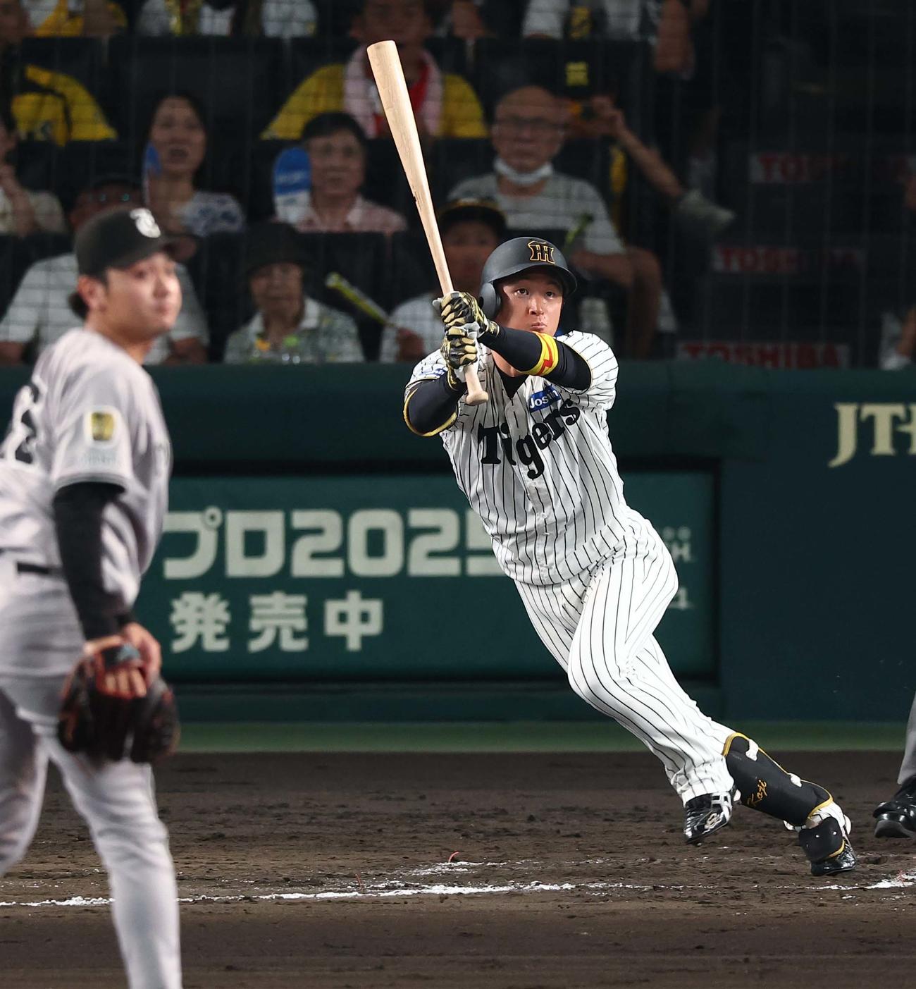 阪神対巨人　7回裏阪神1死、近本は二塁打を放つ（撮影・上田博志）