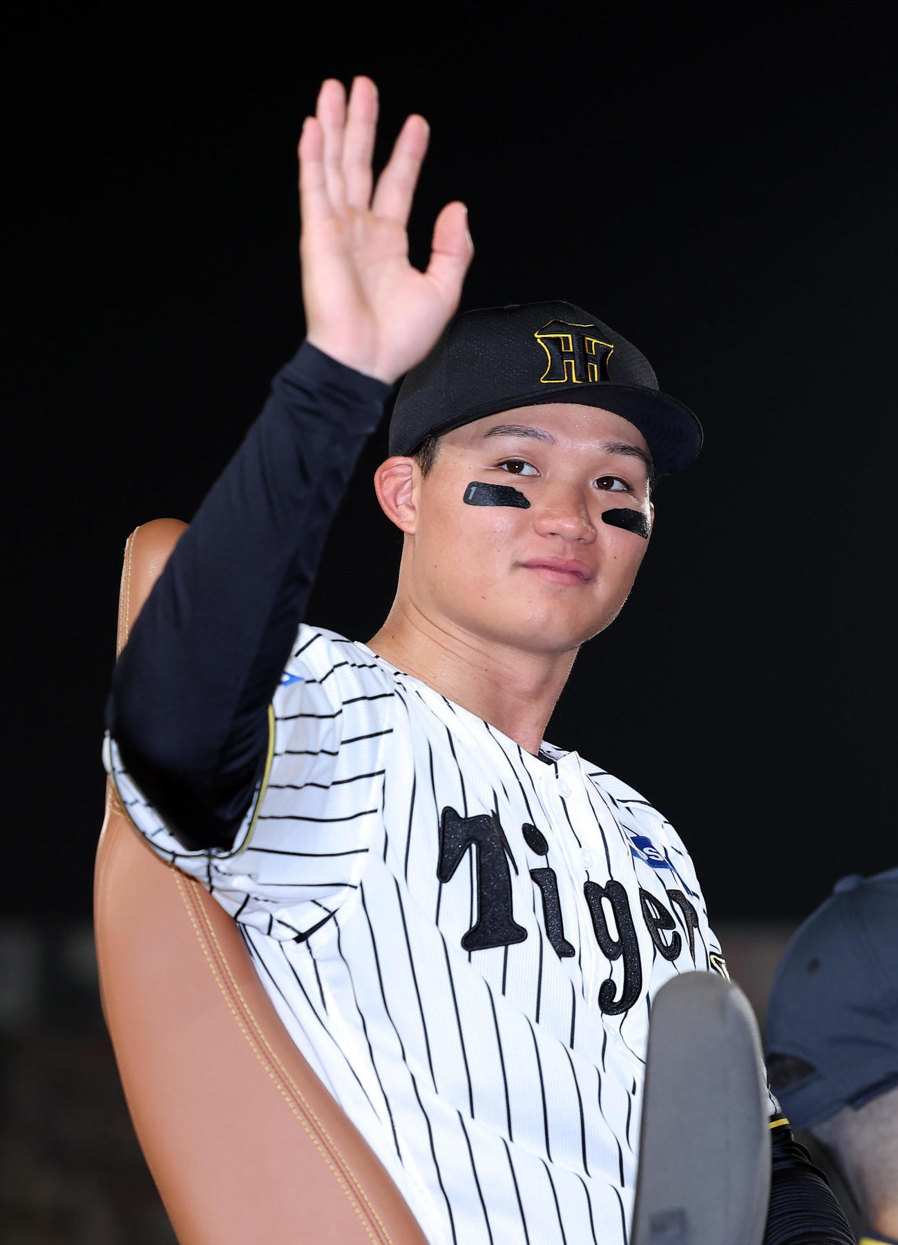 阪神対巨人　巨人に勝利し、ファンに手を振る阪神森下（撮影・前田充）