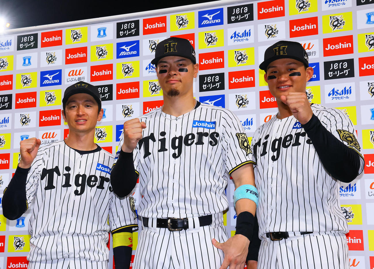 阪神対巨人　お立ち台で笑顔を見せる阪神佐藤輝（中央）、近本（左）、森下（撮影・藤尾明華）