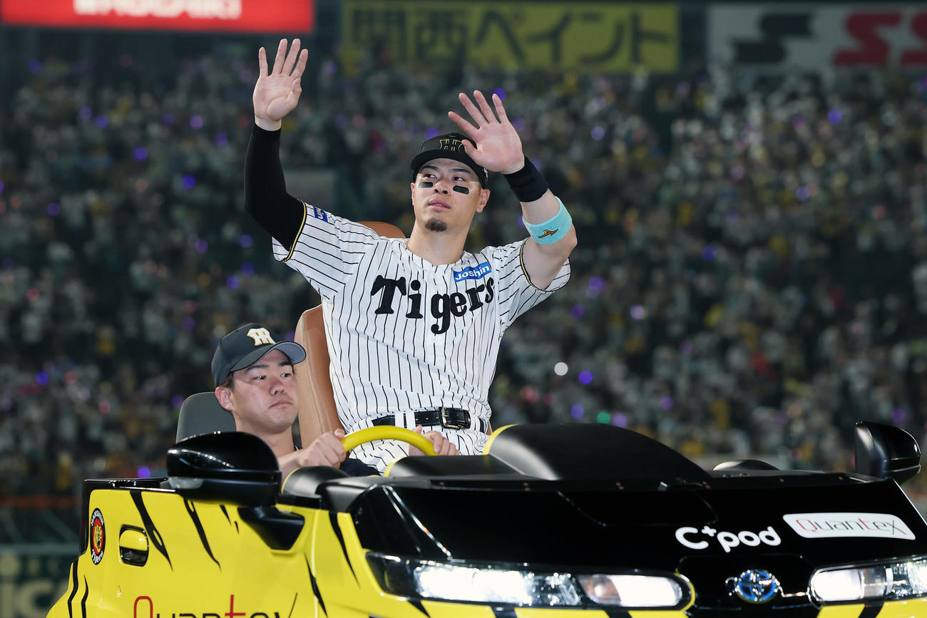 阪神対巨人　巨人に勝利し、ファンに手を振る阪神佐藤輝（撮影・前田充）