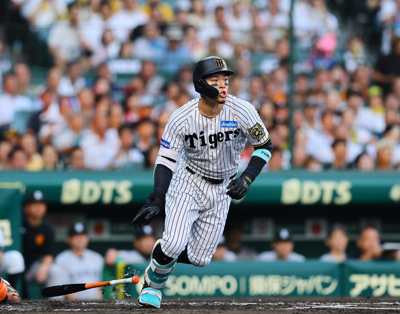 阪神対巨人　1回裏阪神2死二塁、佐藤輝は右越えに先制適時二塁打を放つ（撮影・藤尾明華）
