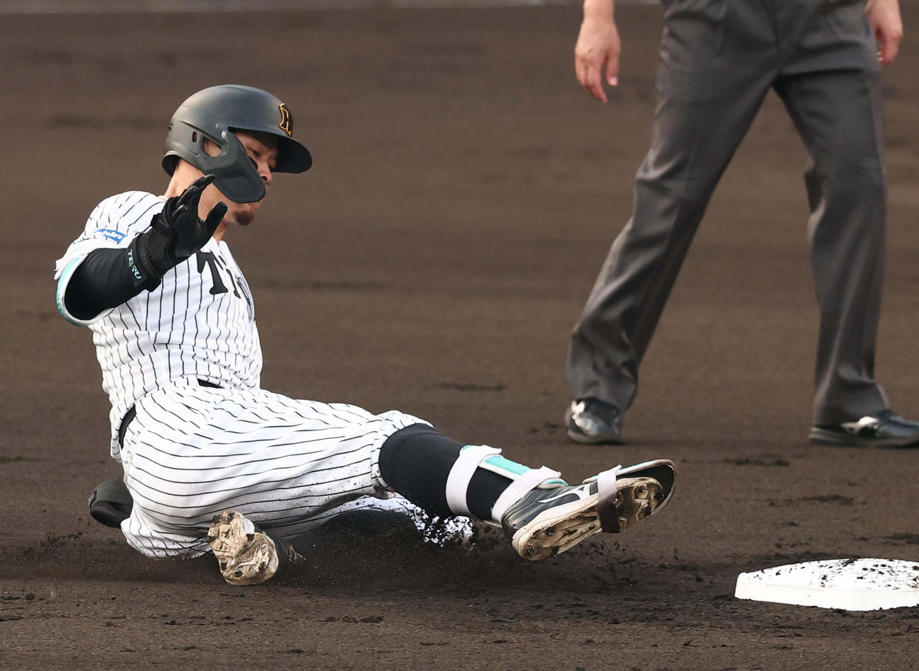 阪神対巨人　1回裏阪神2死二塁、佐藤輝は先制適時二塁打を放つ（撮影・上田博志）