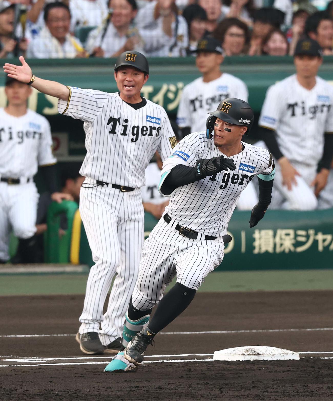 阪神対巨人　1回裏阪神2死二塁、佐藤輝は先制適時二塁打を放つ（撮影・上田博志）