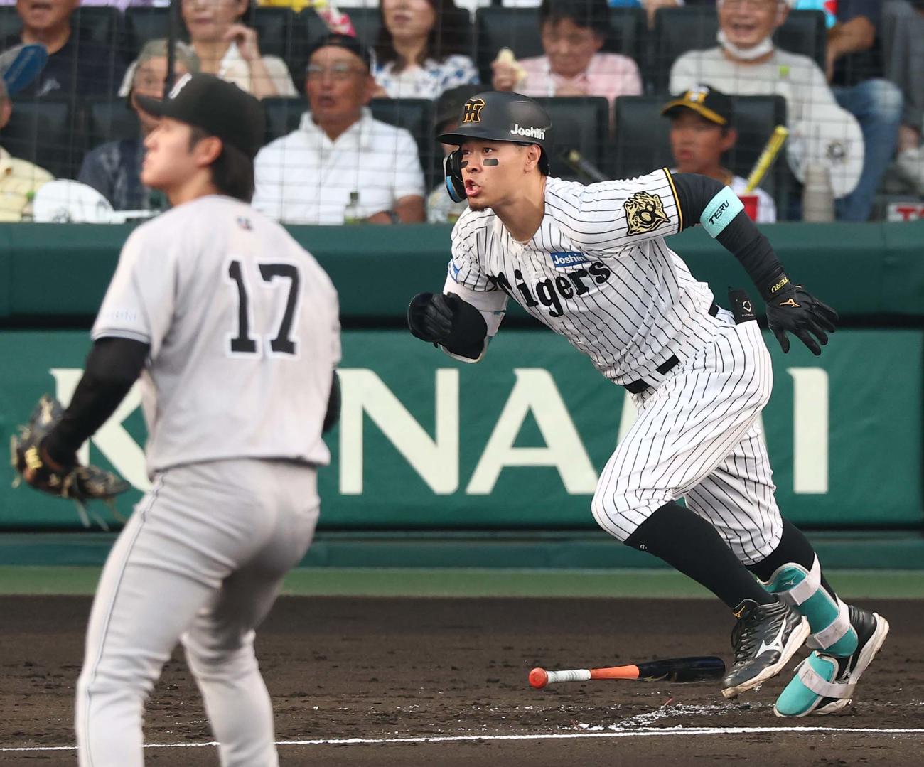 阪神対巨人　1回裏阪神2死二塁、佐藤輝は先制適時二塁打を放つ。投手は西舘（撮影・上田博志）
