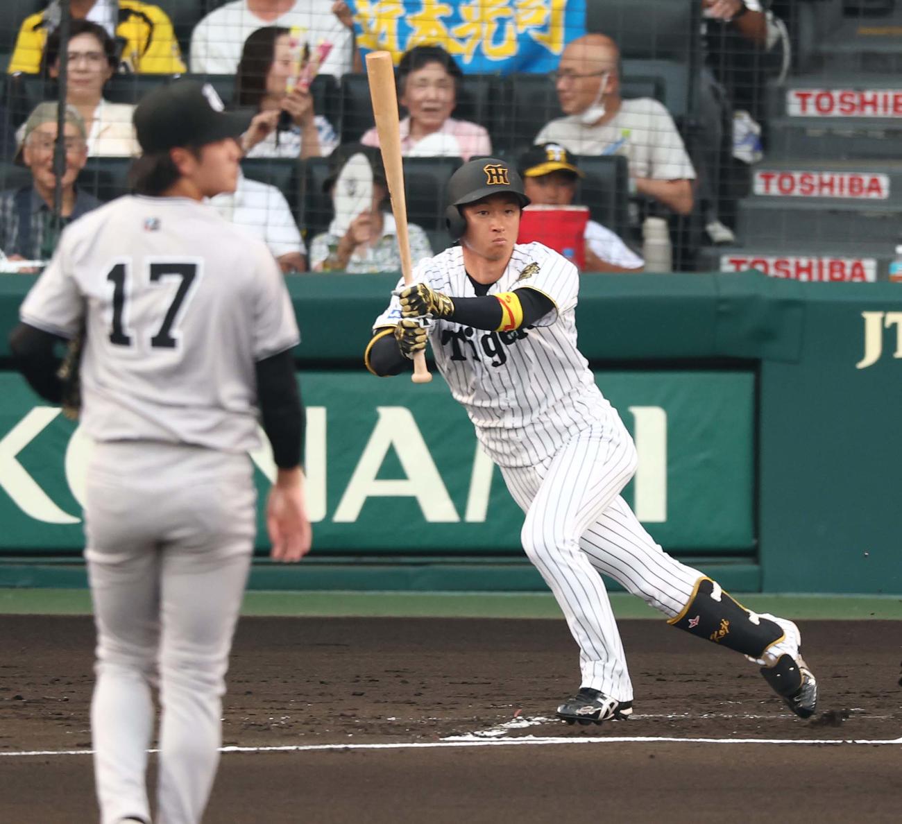 阪神対巨人　1回裏阪神無死、近本は左前打を放つ（撮影・上田博志）