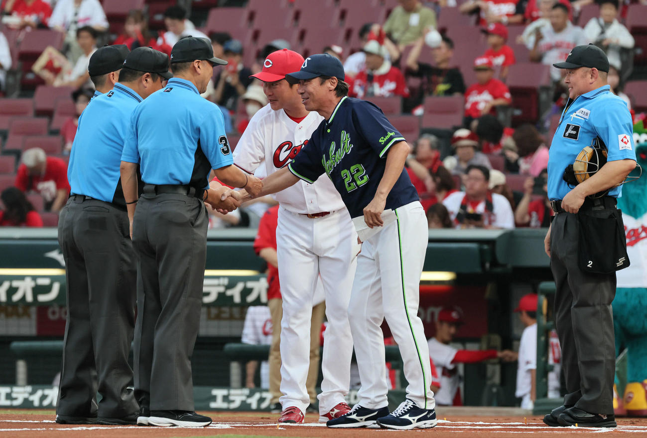 広島対ヤクルト　メンバー表交換する広島新井監督とヤクルト高津監督（撮影・加藤孝規）