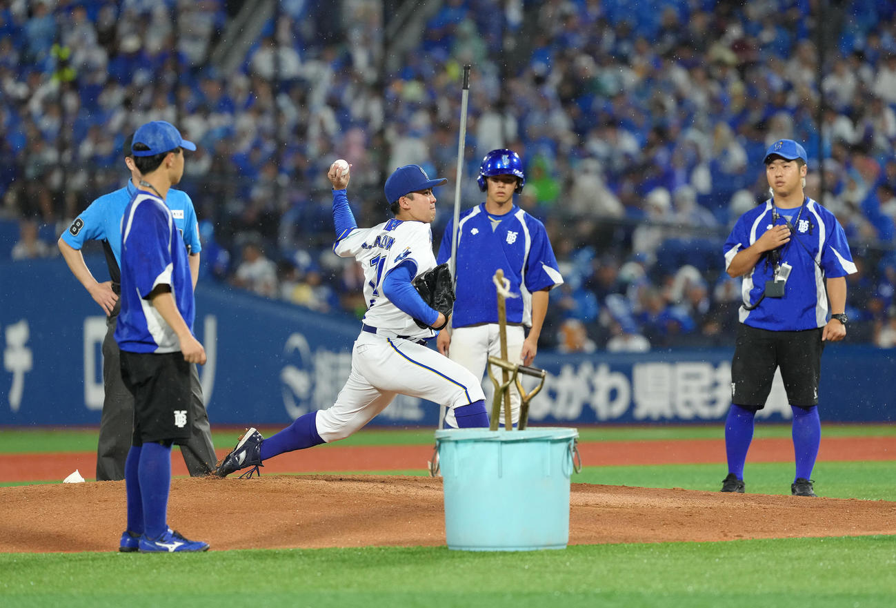 DeNA対中日　5回を終え、マウンド整備が行われる中、投球練習するDeNA東（撮影・足立雅史）
