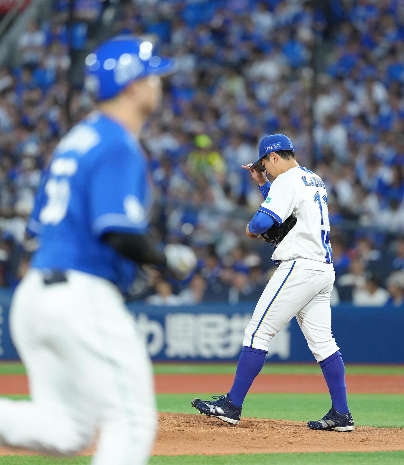 DeNA対中日　2回表中日無死、細川（手前）に中越え本塁打を浴びた東（撮影・足立雅史）