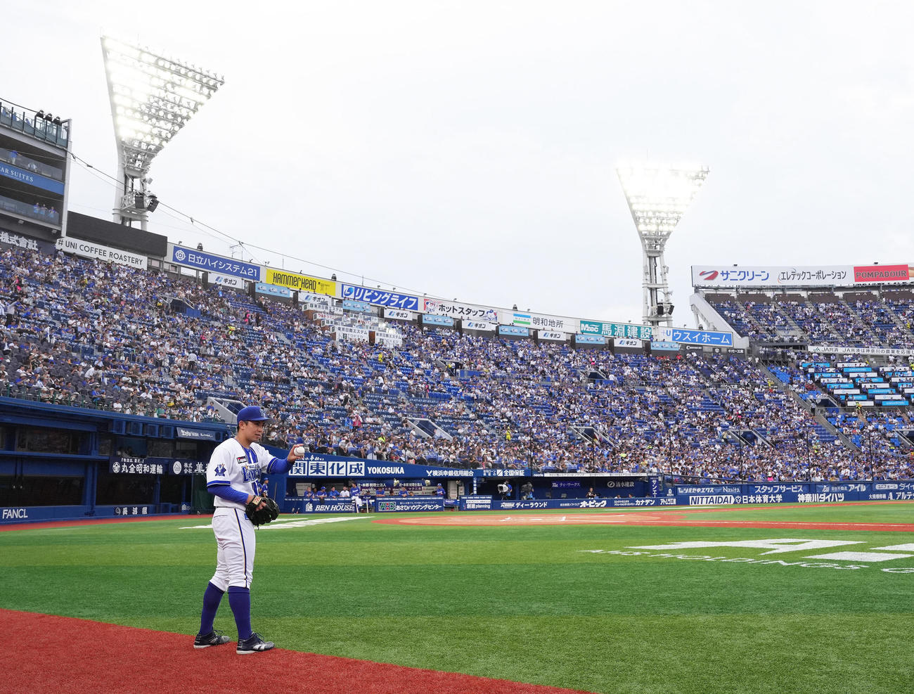 球場の電源トラブルで試合開始が遅れキャッチボールするDeNA東（撮影・足立雅史）