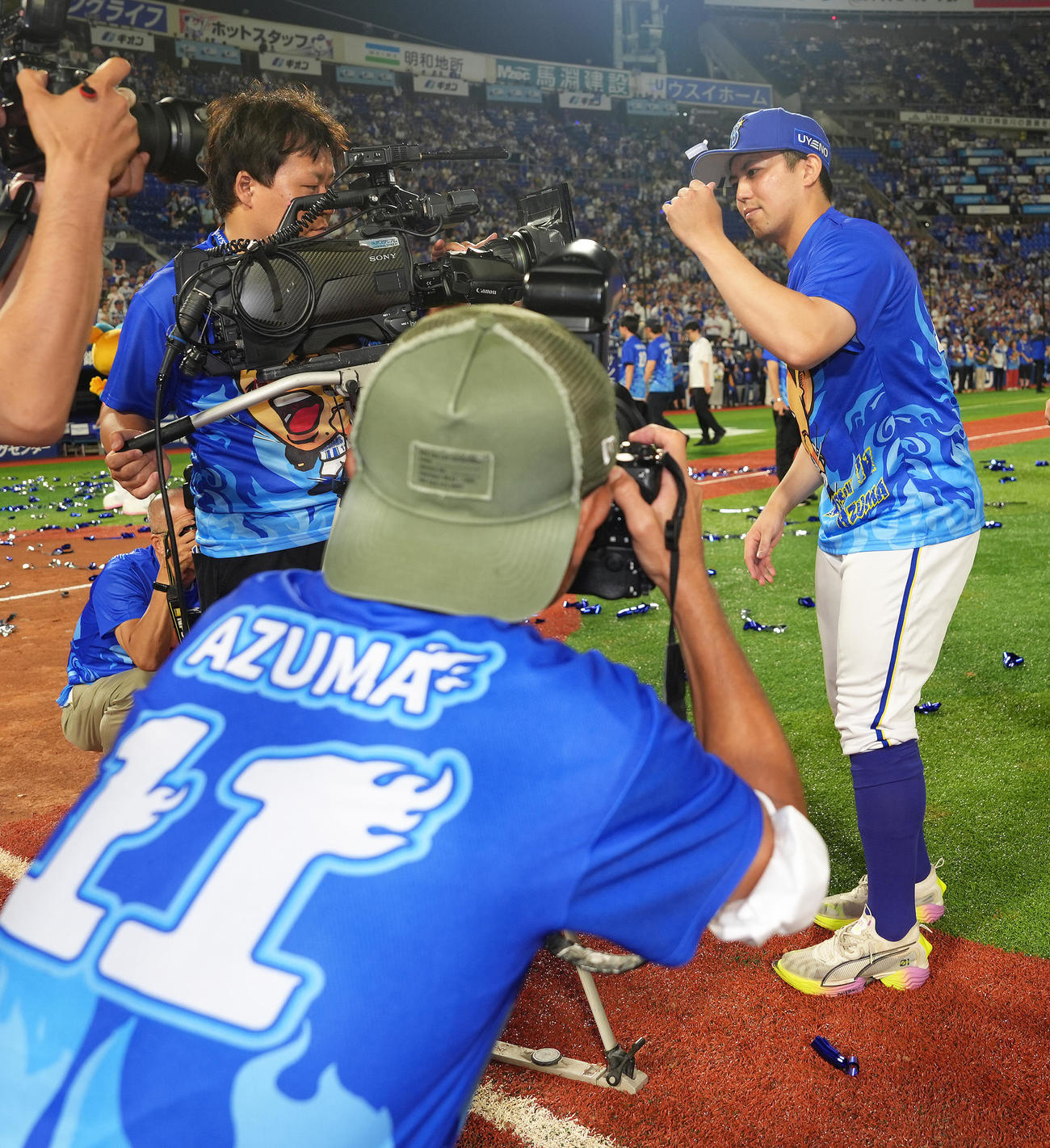 DeNA対中日　7勝目を挙げたDeNA東（右）（撮影・足立雅史）