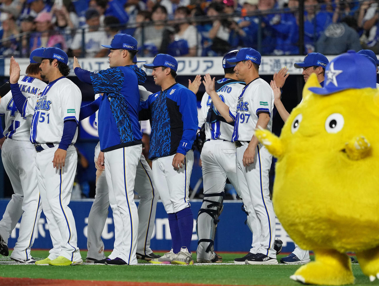 DeNA対中日　中日に勝利しタッチを交わす東（左から3人目）（撮影・足立雅史）