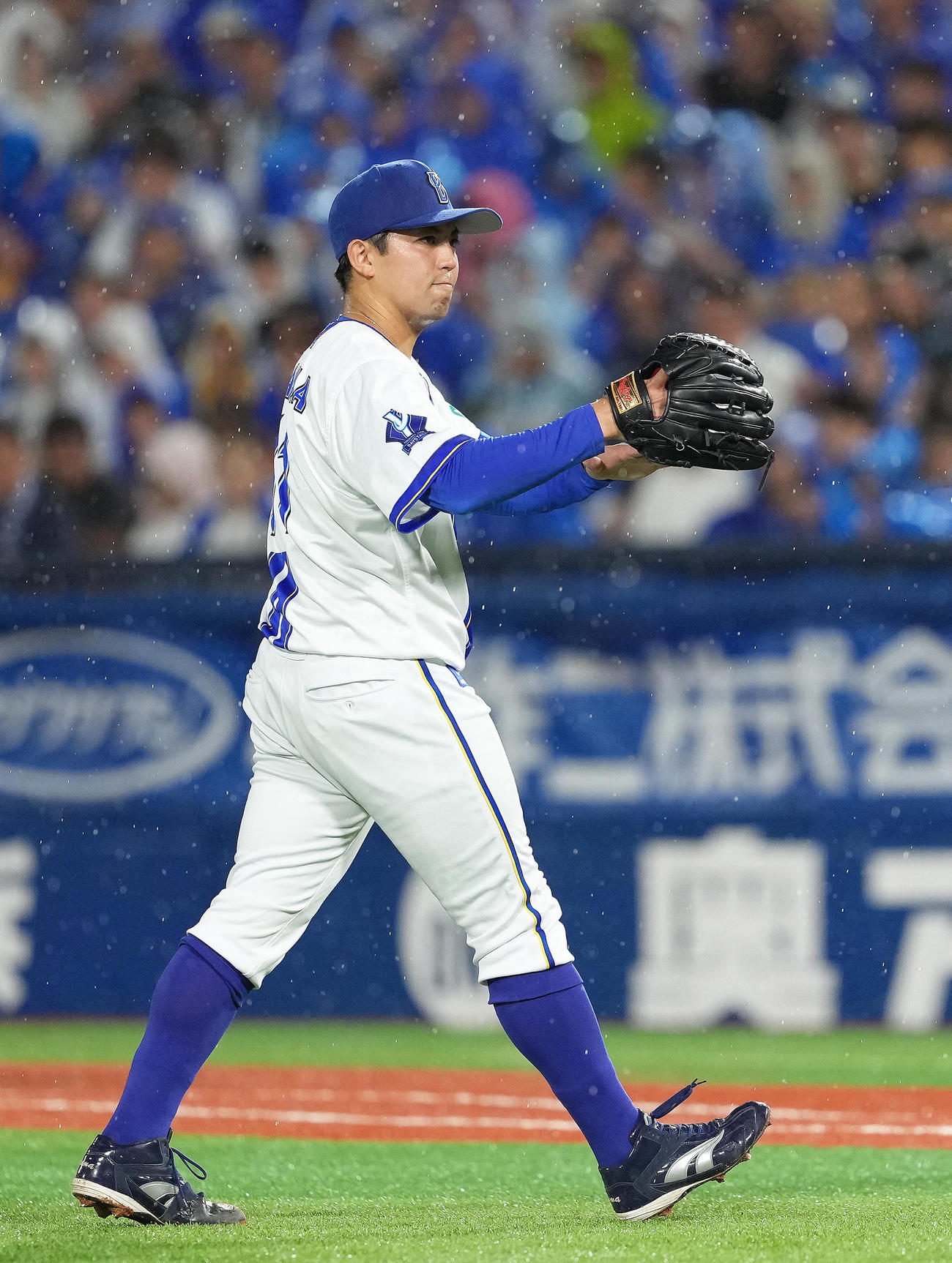 DeNA対中日　6回表中日2死、上林を空振り三振に仕留めた東（撮影・足立雅史）