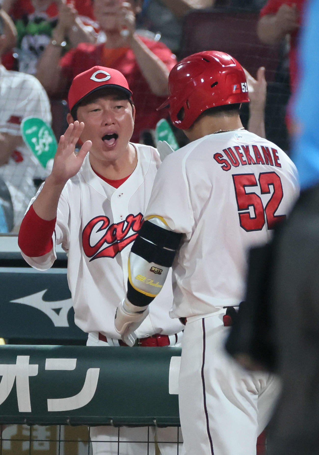 広島対ヤクルト　6回裏広島無死、左越え同点本塁打を放った末包を迎える新井監督（撮影・加藤孝規）