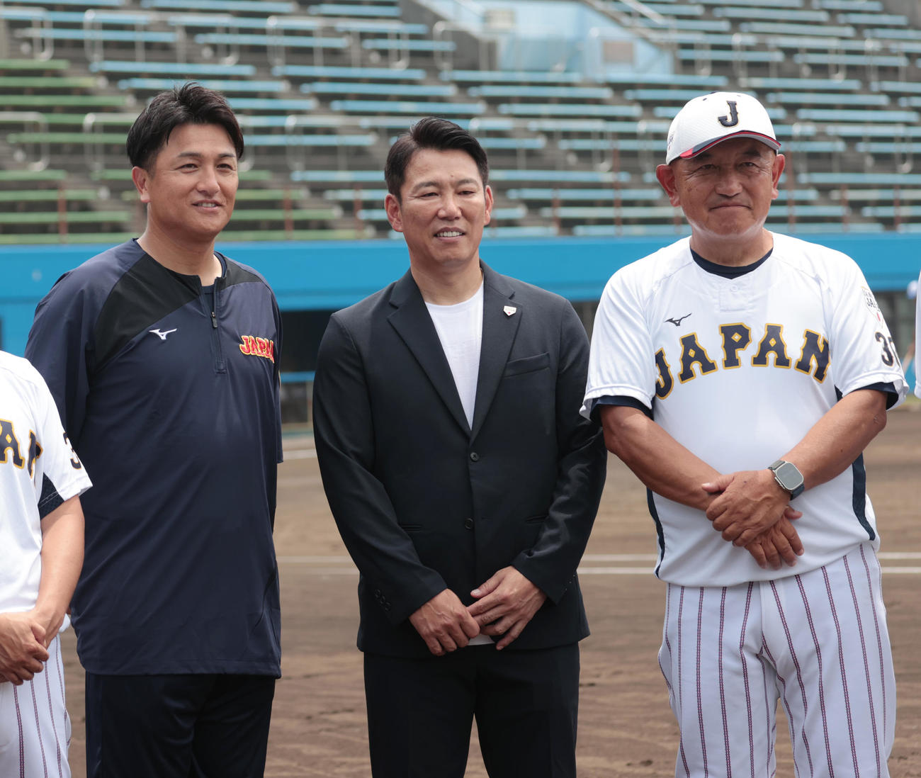 侍ジャパン大学代表直前合宿で記念撮影に納まる。左から元巨人監督の高橋臨時コーチ、侍ジャパン井端監督、侍ジャパン大学代表の堀井監督（撮影・柴田隆二）