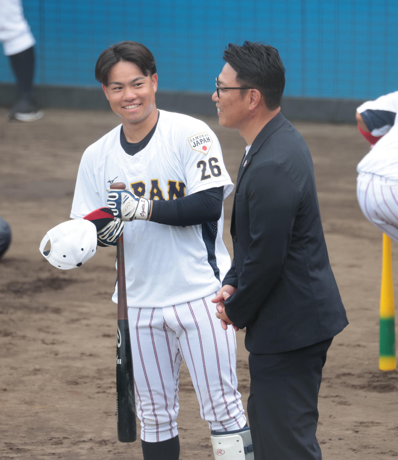 侍ジャパン大学代表直前合宿で侍ジャパン井端監督（右）は国学院大・緒方と話す（撮影・柴田隆二）