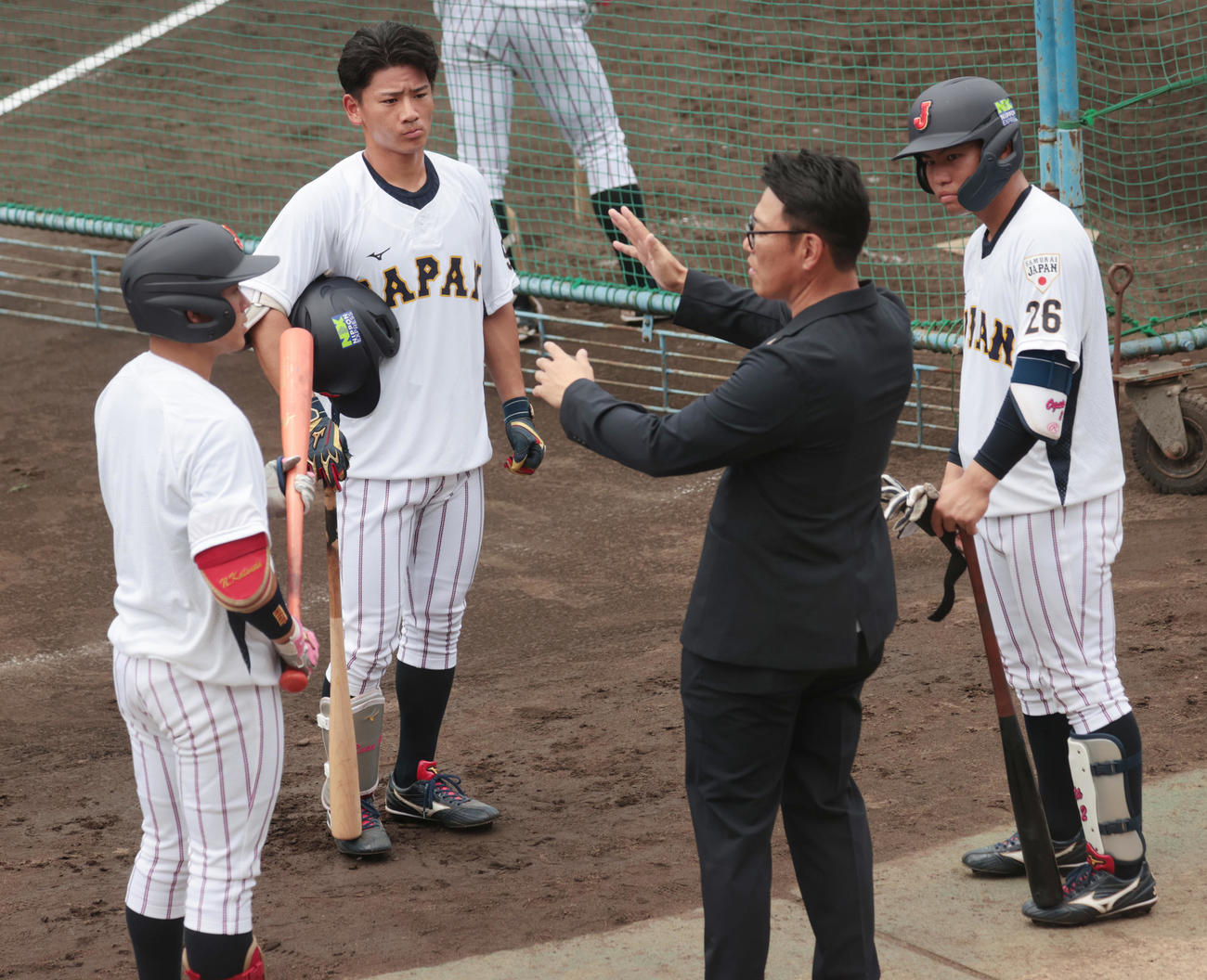 侍ジャパン大学代表直前合宿で侍ジャパン井端監督（左から3人目）は、左から近大・勝田、東海大・大塚1人置いて国学院大・緒方と話す（撮影・柴田隆二）