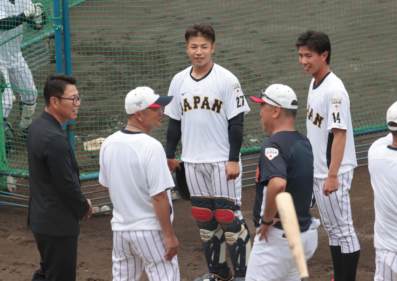 侍ジャパン大学代表直前合宿で侍ジャパン井端監督（左端）は亜大の後輩の前嶋（中央）、山城（右端）と話す（撮影・柴田隆二）