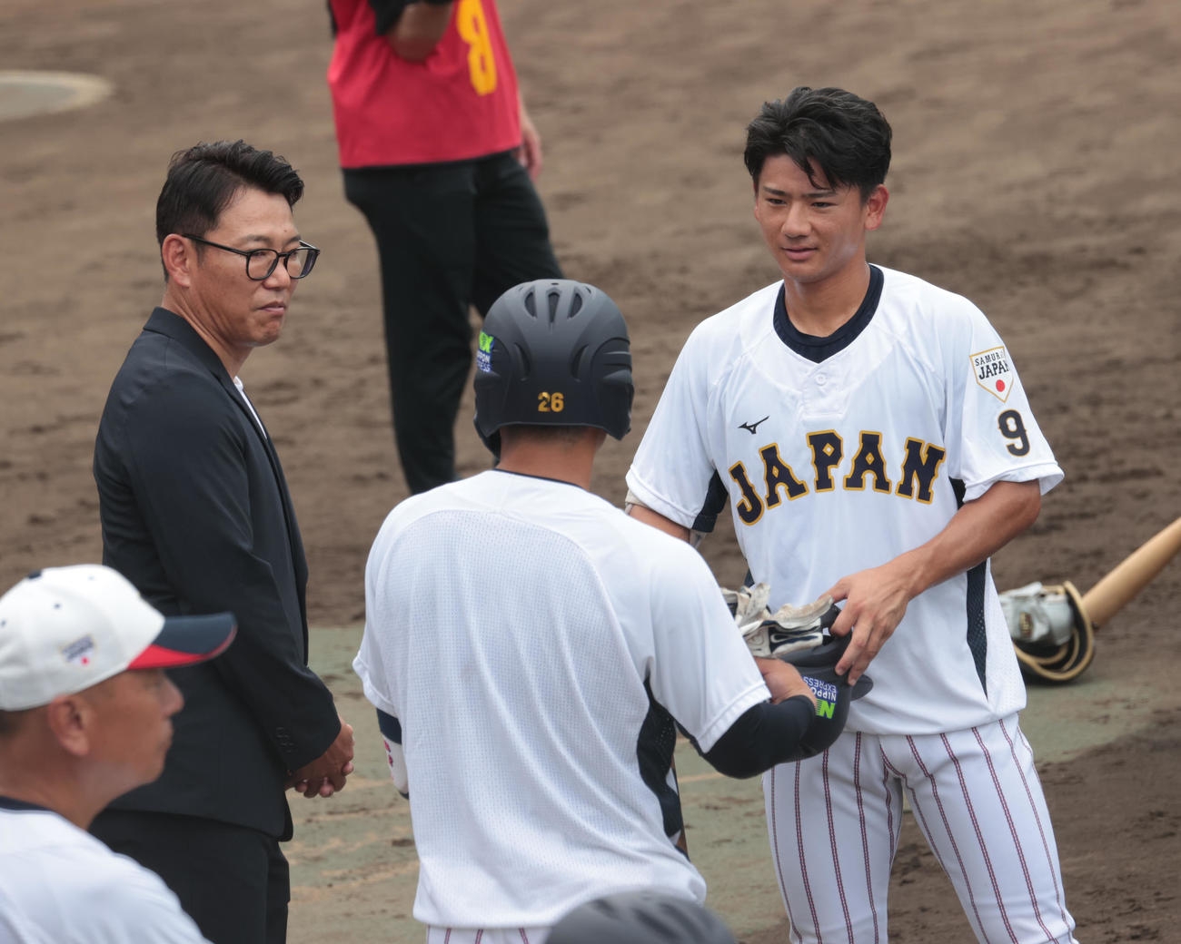 侍ジャパン大学代表直前合宿で侍ジャパン井端監督（左）は東海大・大塚（右）と話す（撮影・柴田隆二）