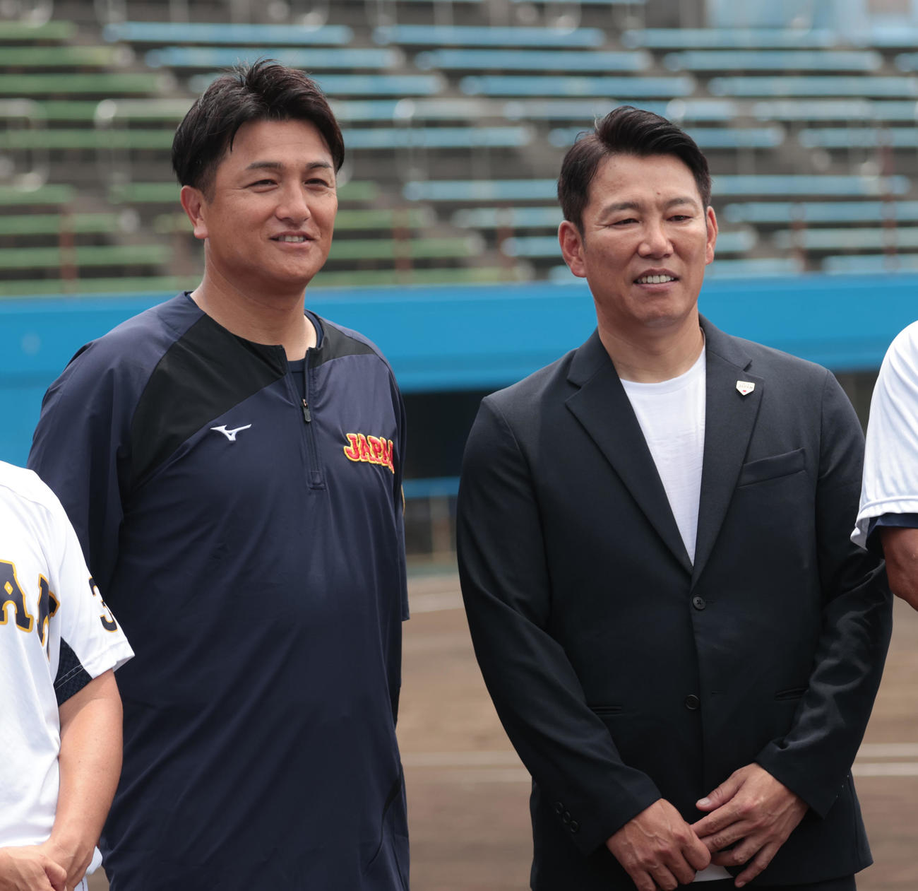 侍ジャパン大学代表直前合宿で記念撮影に納まる元巨人監督の高橋臨時コーチ（左）と侍ジャパン井端監督（撮影・柴田隆二）
