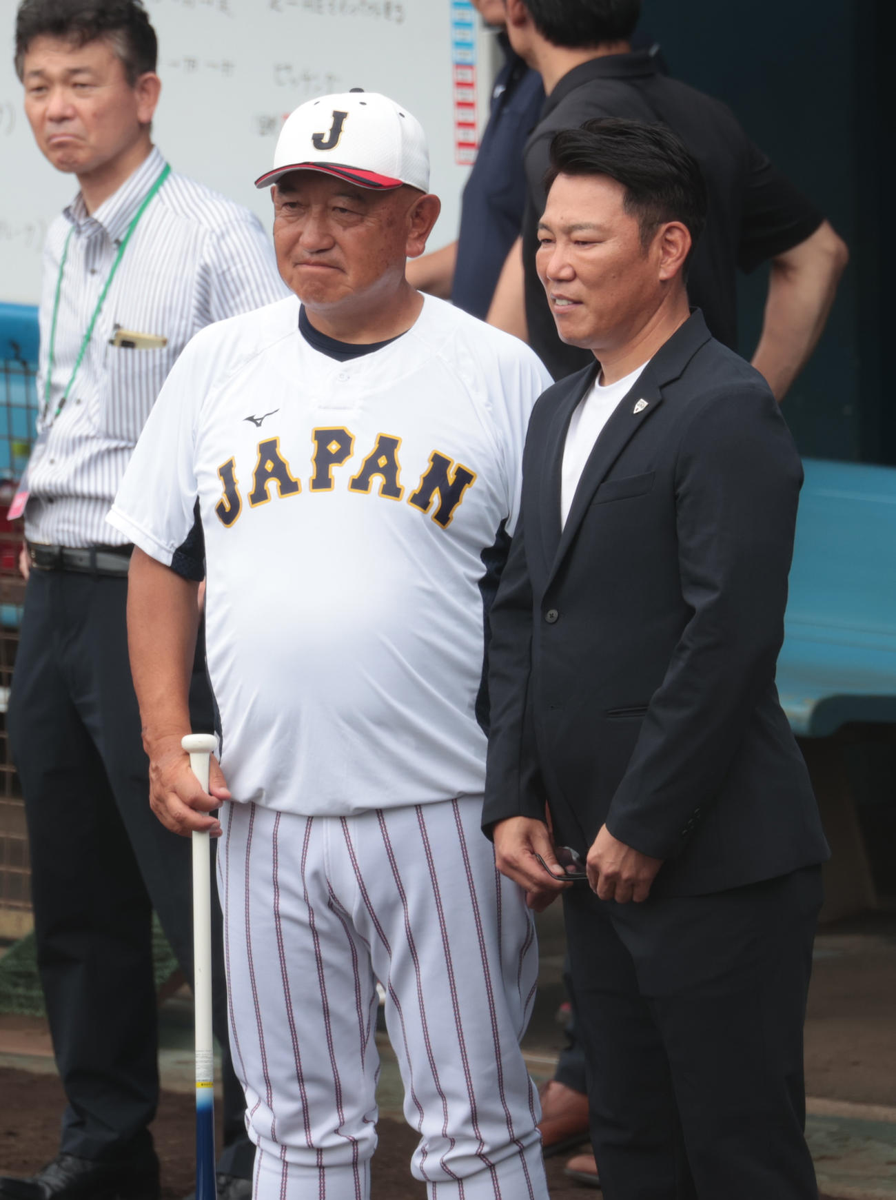 侍ジャパン大学代表直前合宿で侍ジャパン井端監督（右）と侍ジャパン大学代表の堀井監督（撮影・柴田隆二）