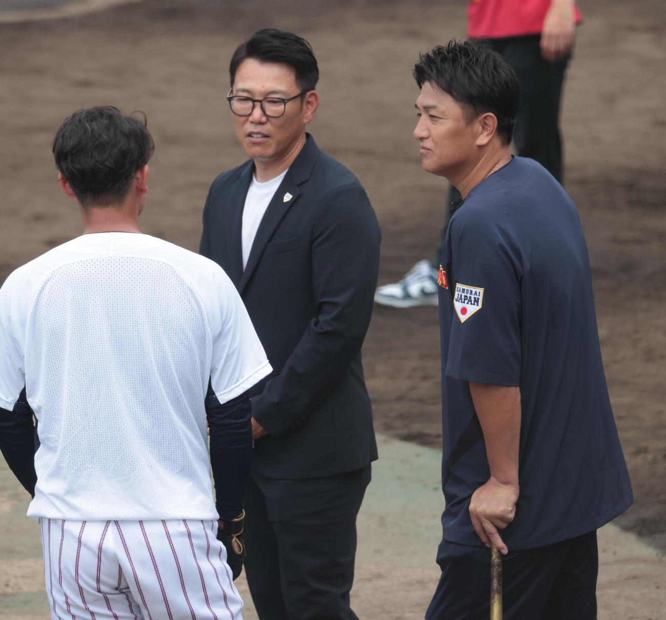 侍ジャパン大学代表直前合宿で侍ジャパン井端監督（中央）と高橋由伸臨時コーチ（右）は中大・繁永と話す（撮影・柴田隆二）