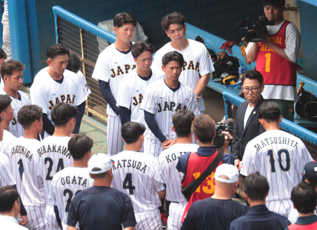 侍ジャパン大学代表直前合宿で侍ジャパン井端監督（右端）は選手たちにあいさつする（撮影・柴田隆二）