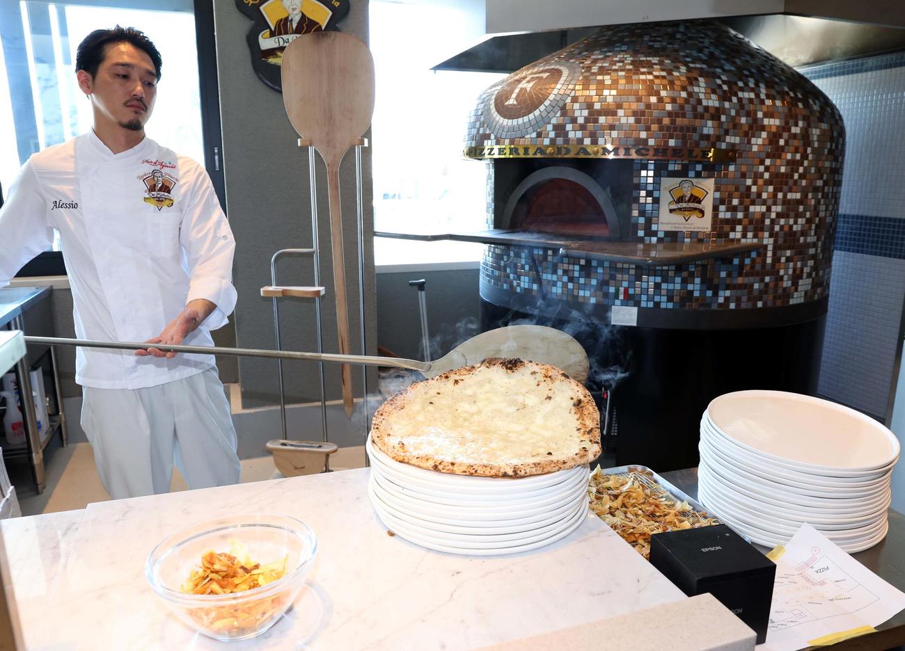 焼きたての北海道限定サルサパタティーネのクアトロフォルマッジ