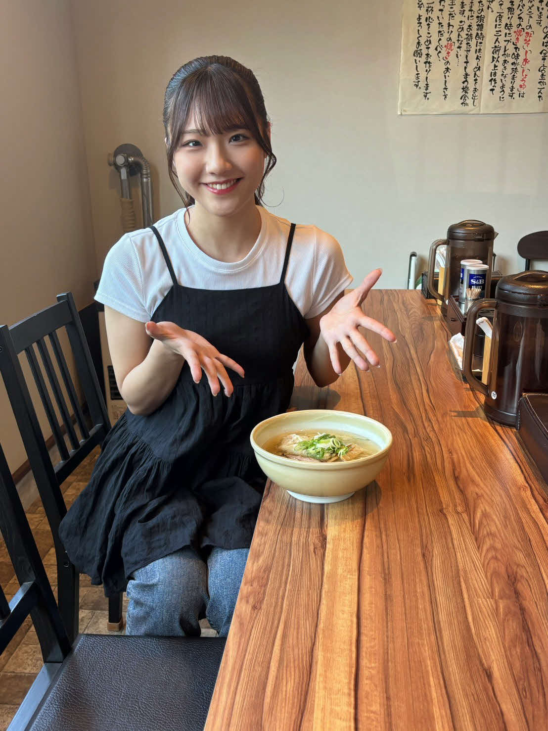 ハム企画用写真でラーメンを紹介する工藤彩音＝2025年6月20日
