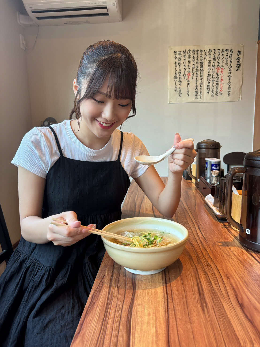 ハム企画用写真でラーメンを食べる工藤彩音＝2025年6月20日