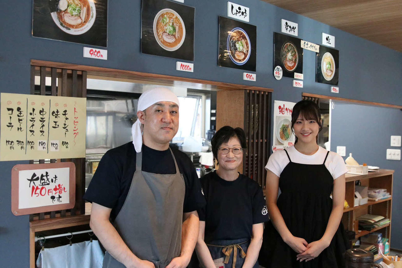 （左から）店主の田中義人さん、幸穂さんと工藤