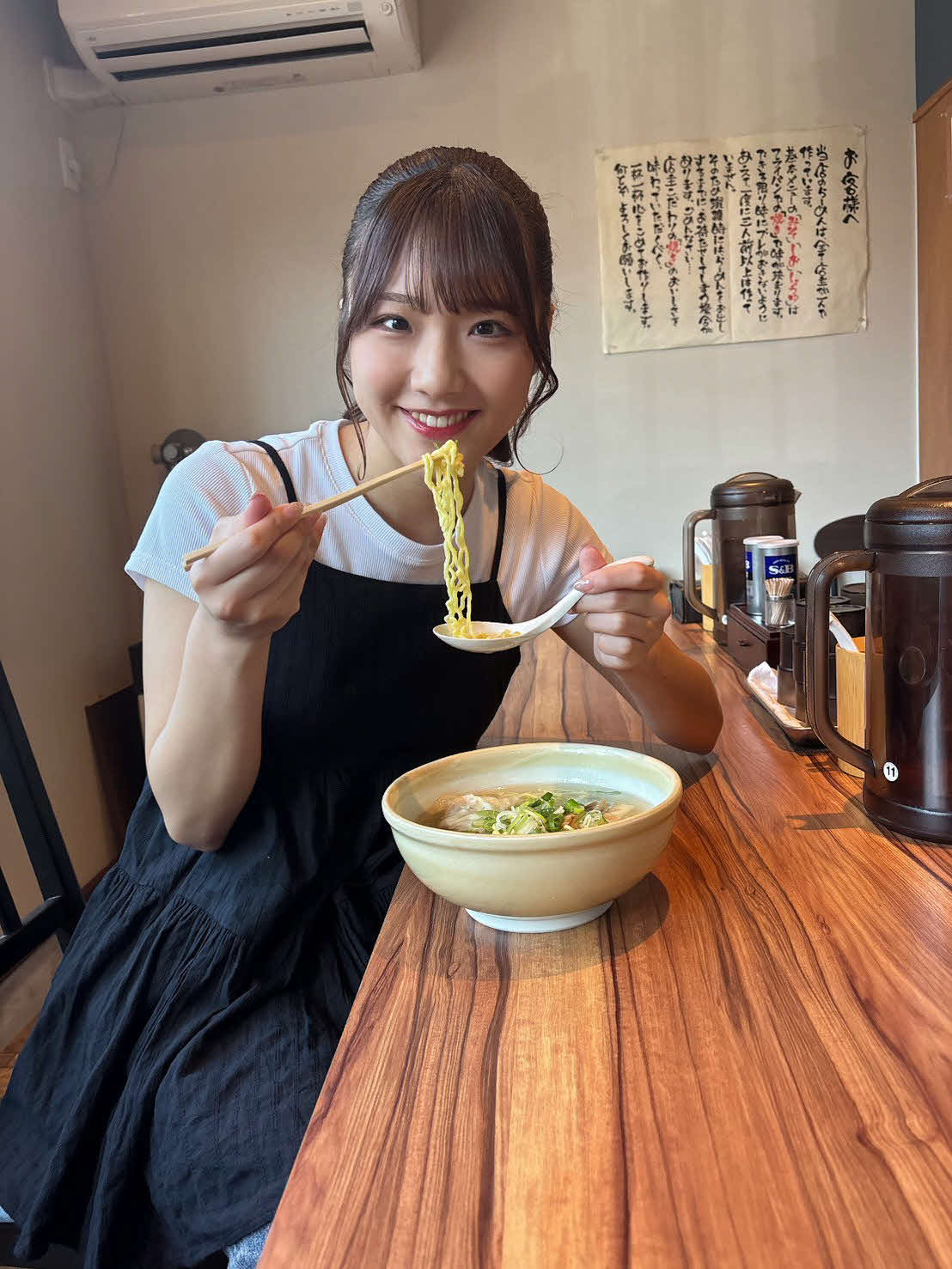 ハム企画用写真でラーメンを食べる工藤彩音