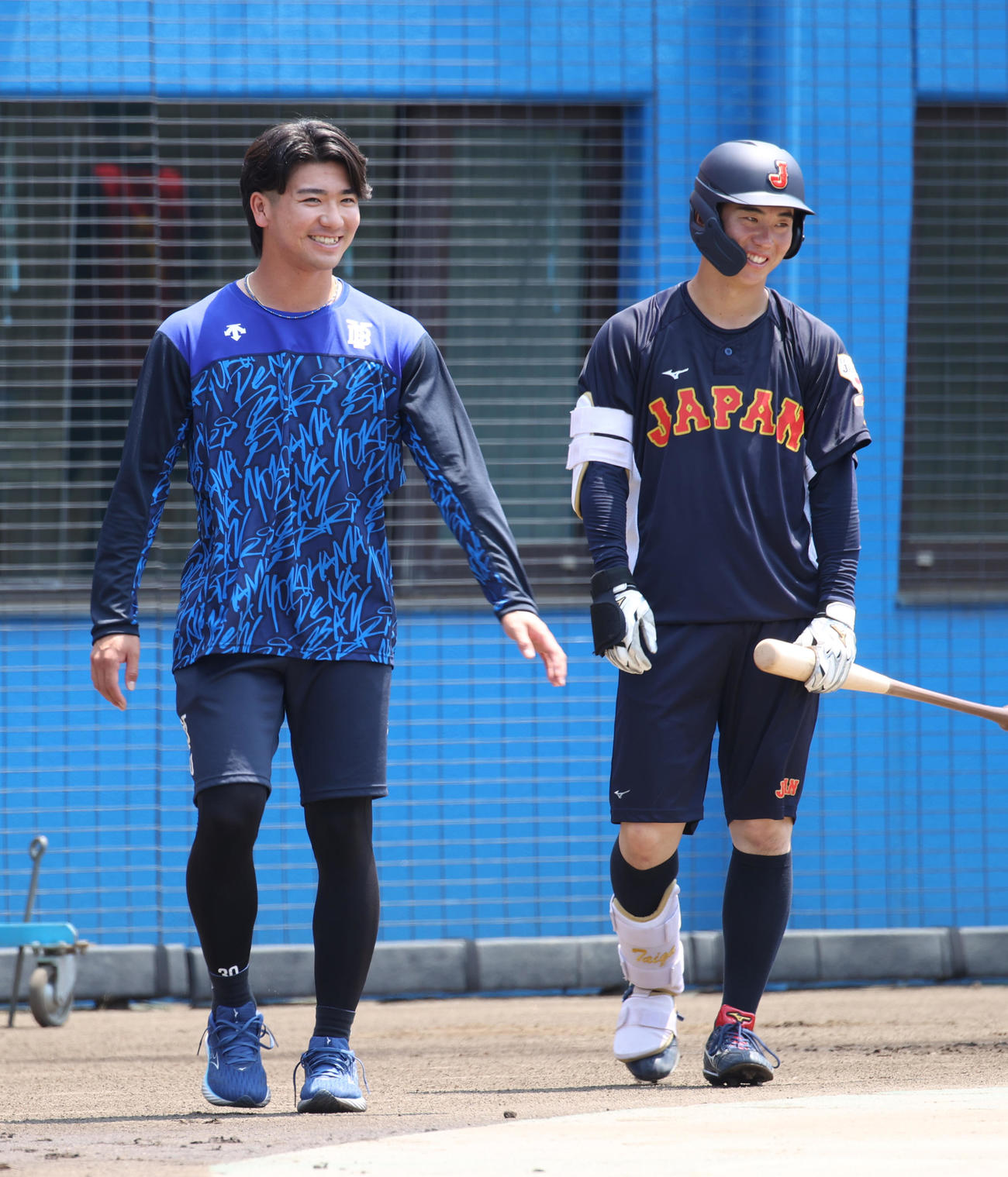 大学代表対DeNA2軍　試合前にDeNA篠木（左）と明大・小島は話す（撮影・柴田隆二）