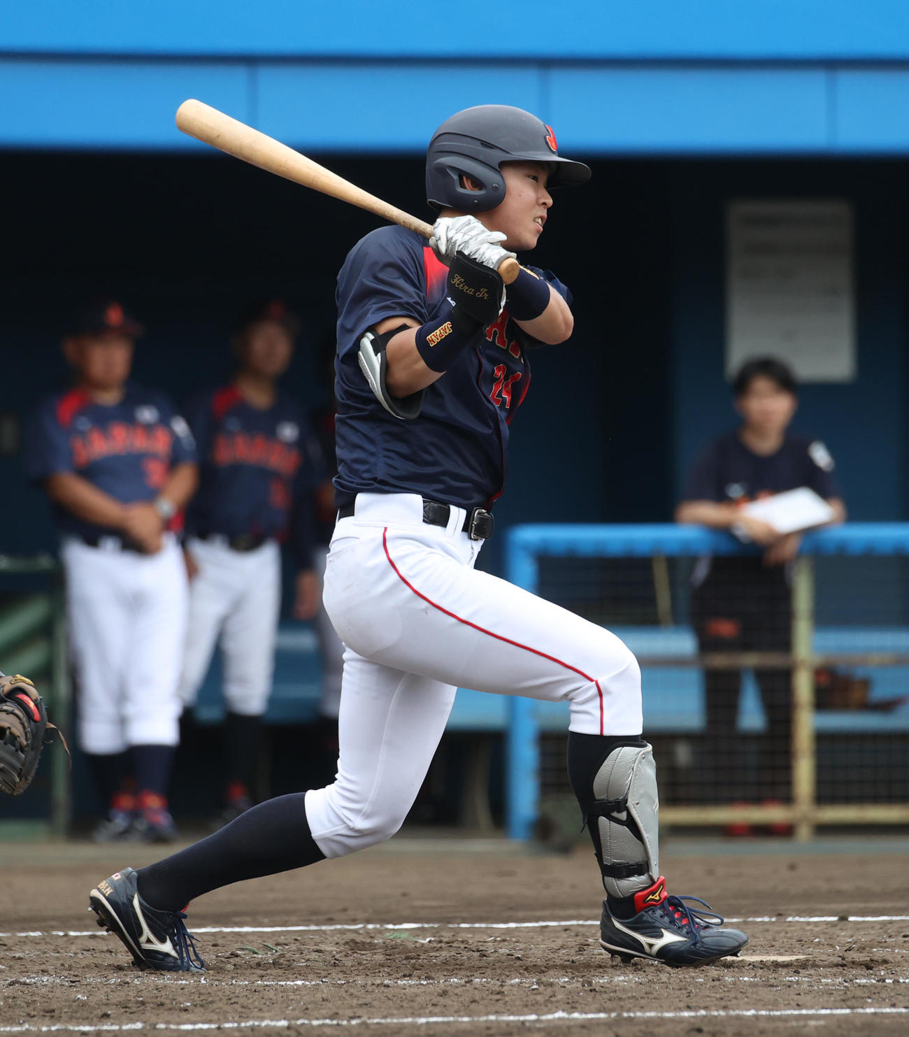 大学代表対DeNA2軍　4回表大学代表無死一塁、仙台大・平川は右前安打を放つ（撮影・柴田隆二）