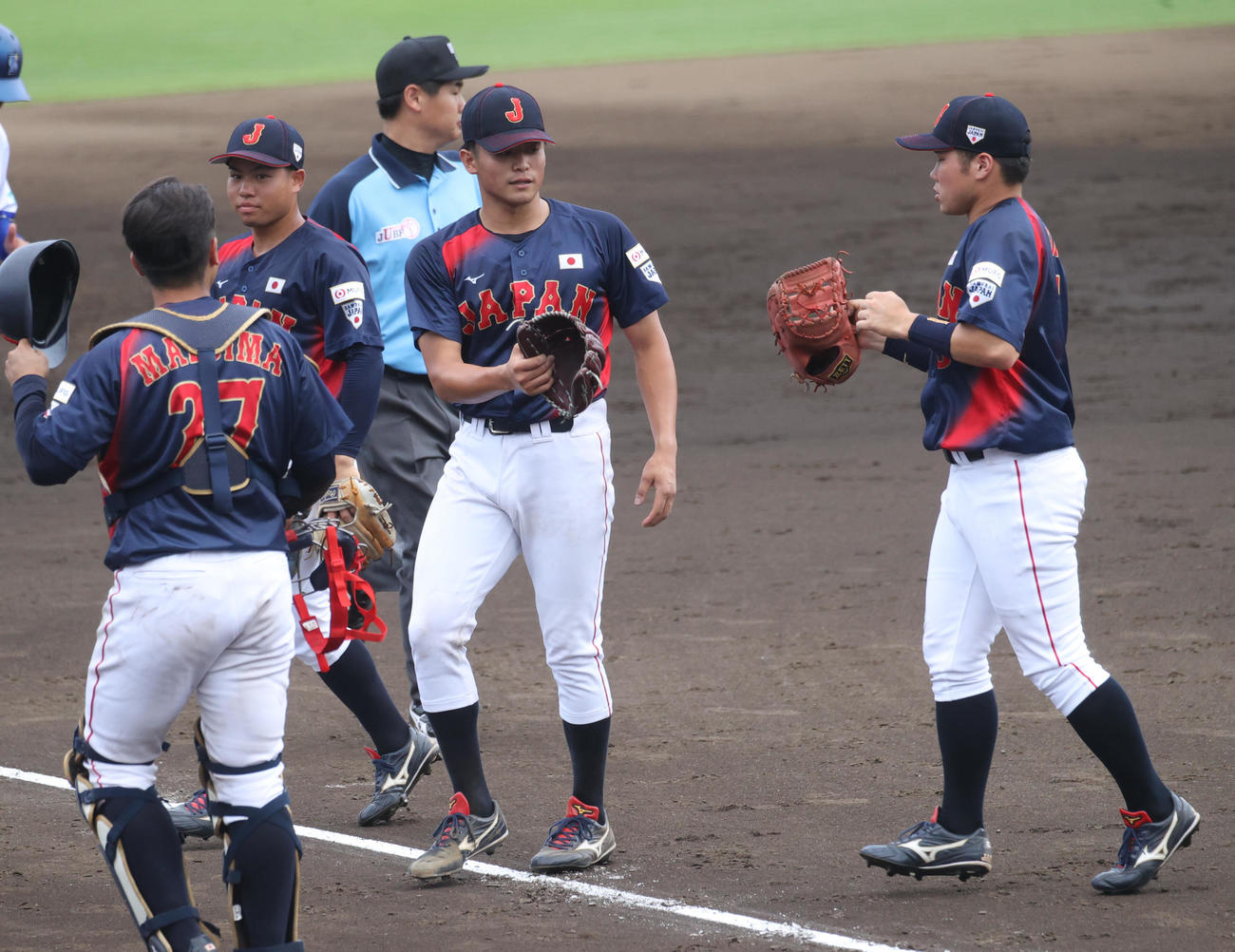 大学代表対DeNA2軍　7回から登板した仙台大・佐藤（中央）は勝利しナインとハイタッチする（撮影・柴田隆二）