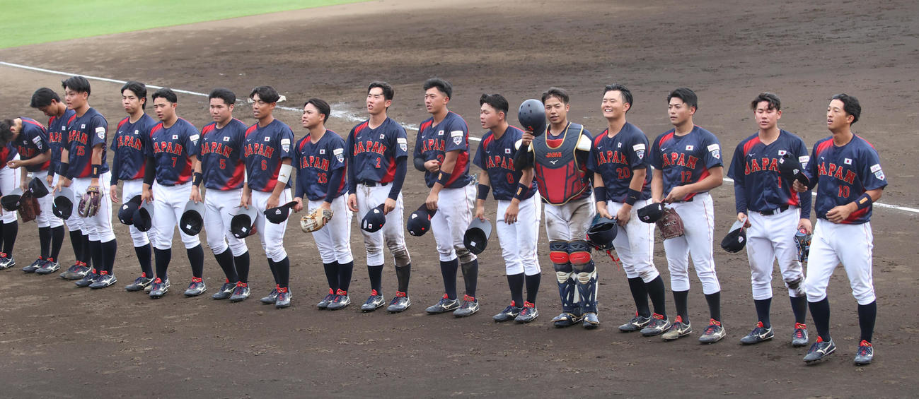 大学代表対DeNA2軍　勝利した侍ジャパン大学代表（撮影・柴田隆二）