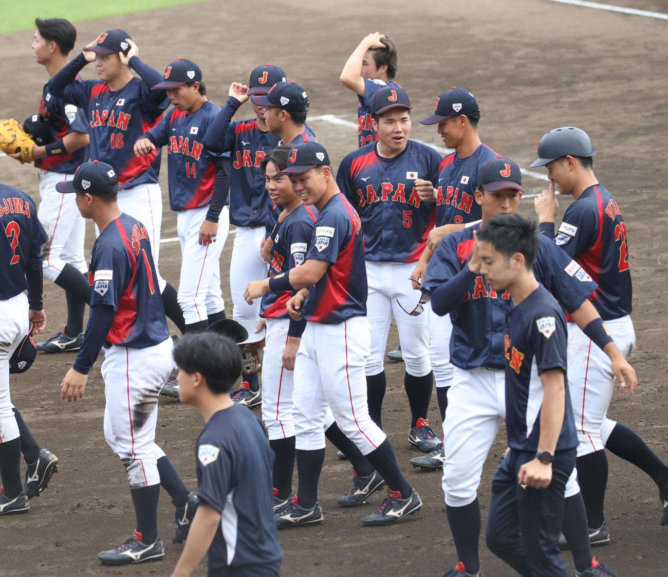 大学代表対DeNA2軍　勝利した侍ジャパン大学代表（撮影・柴田隆二）