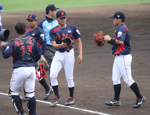 大学代表対DeNA2軍 7回から登板した仙台大・佐藤(中央)は勝利しナインとハイタッチする(撮影・柴田隆二)