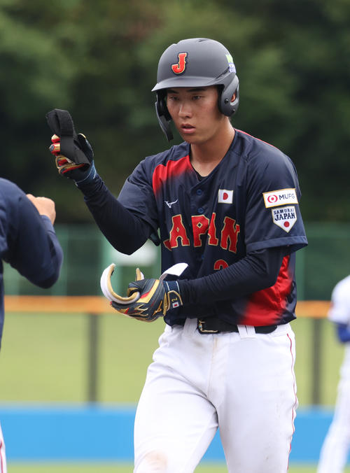大学代表対DeNA2軍 4回表大学代表無死三塁、明大・小島は右前に適時打を放つ(撮影・柴田隆二)