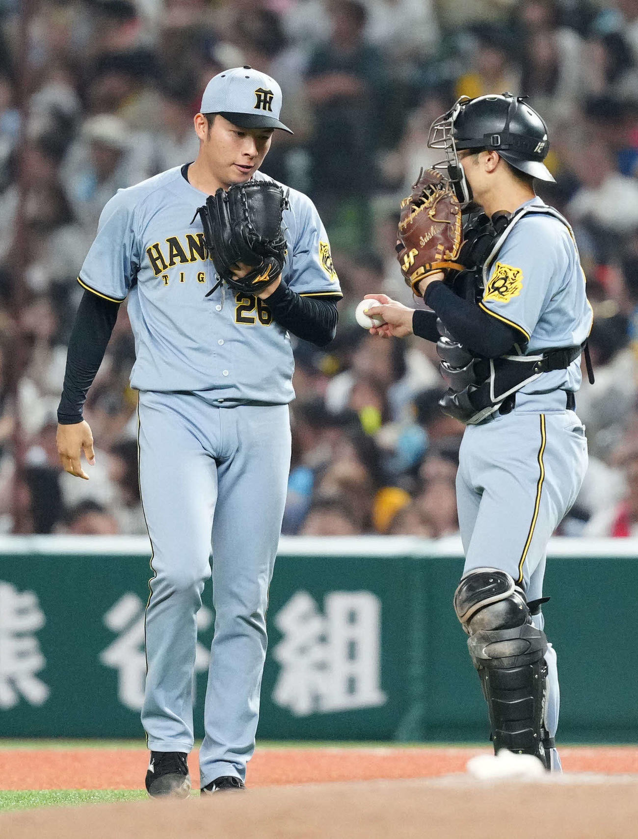 西武対阪神　7回裏開始前、マウンドに向かう阪神3番手の椎葉（左）（撮影・江口和貴）