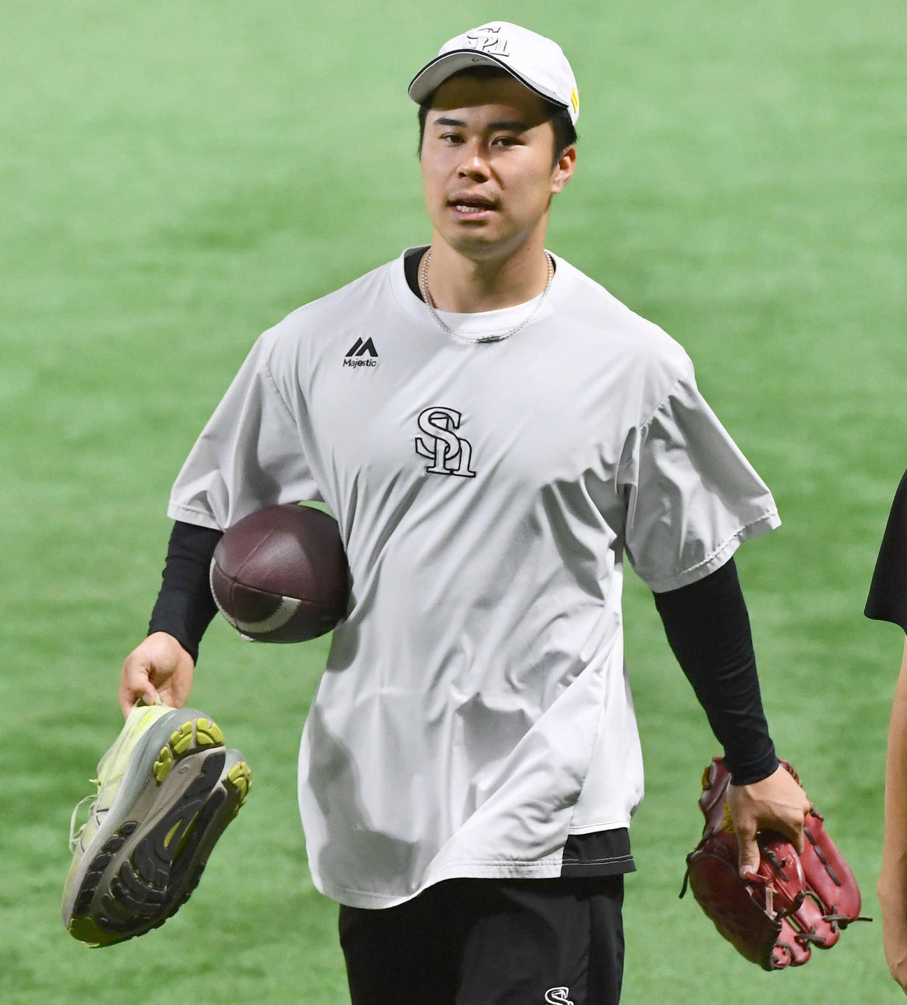 ソフトバンク対日本ハム　練習を終えて引き揚げる松本晴（撮影・岩下翔太）