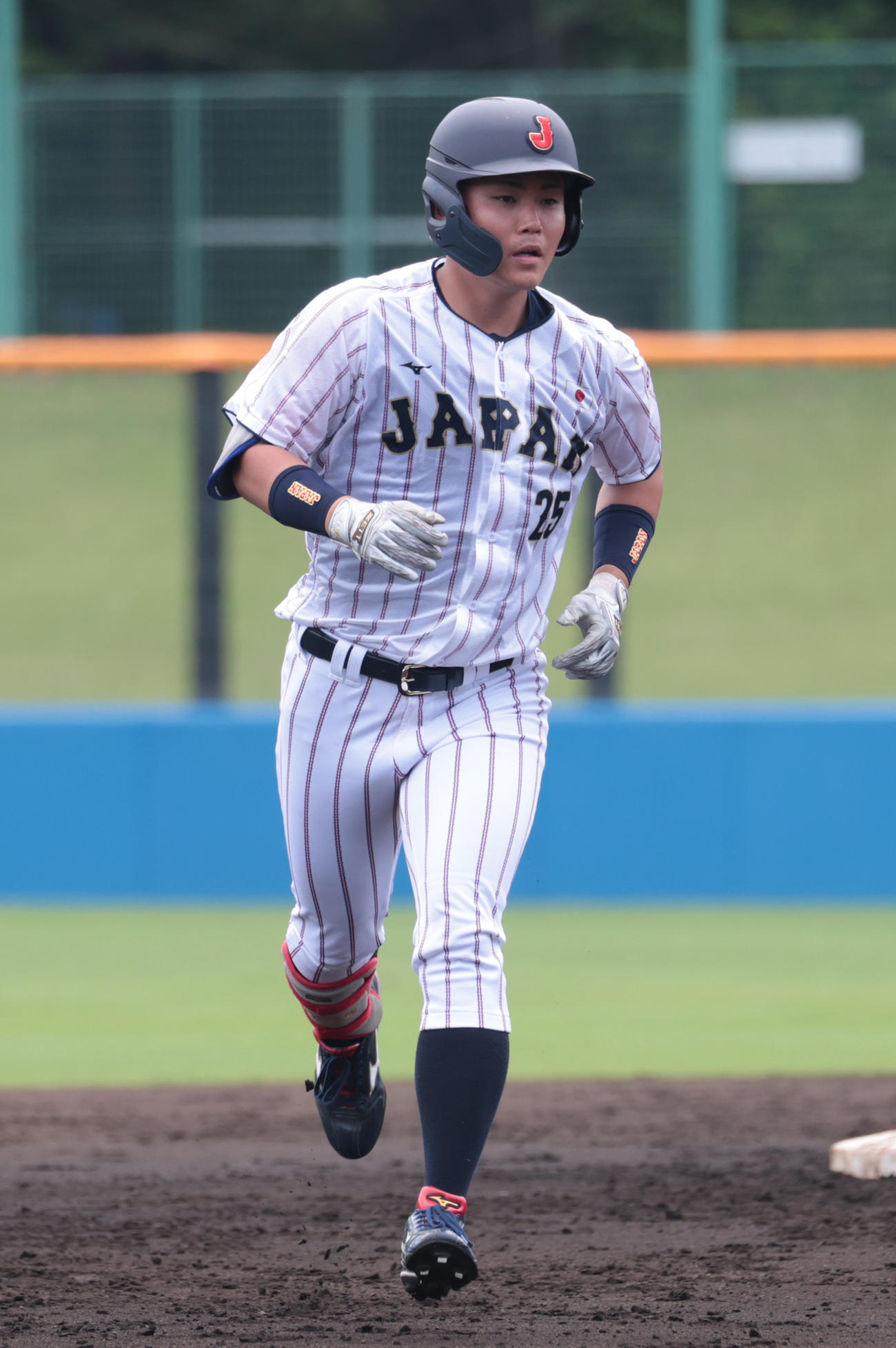 三菱重工East対大学代表　1回裏大学代表2死一、二塁、中京大・秋山は右越えに本塁打を放つ（撮影・柴田隆二）