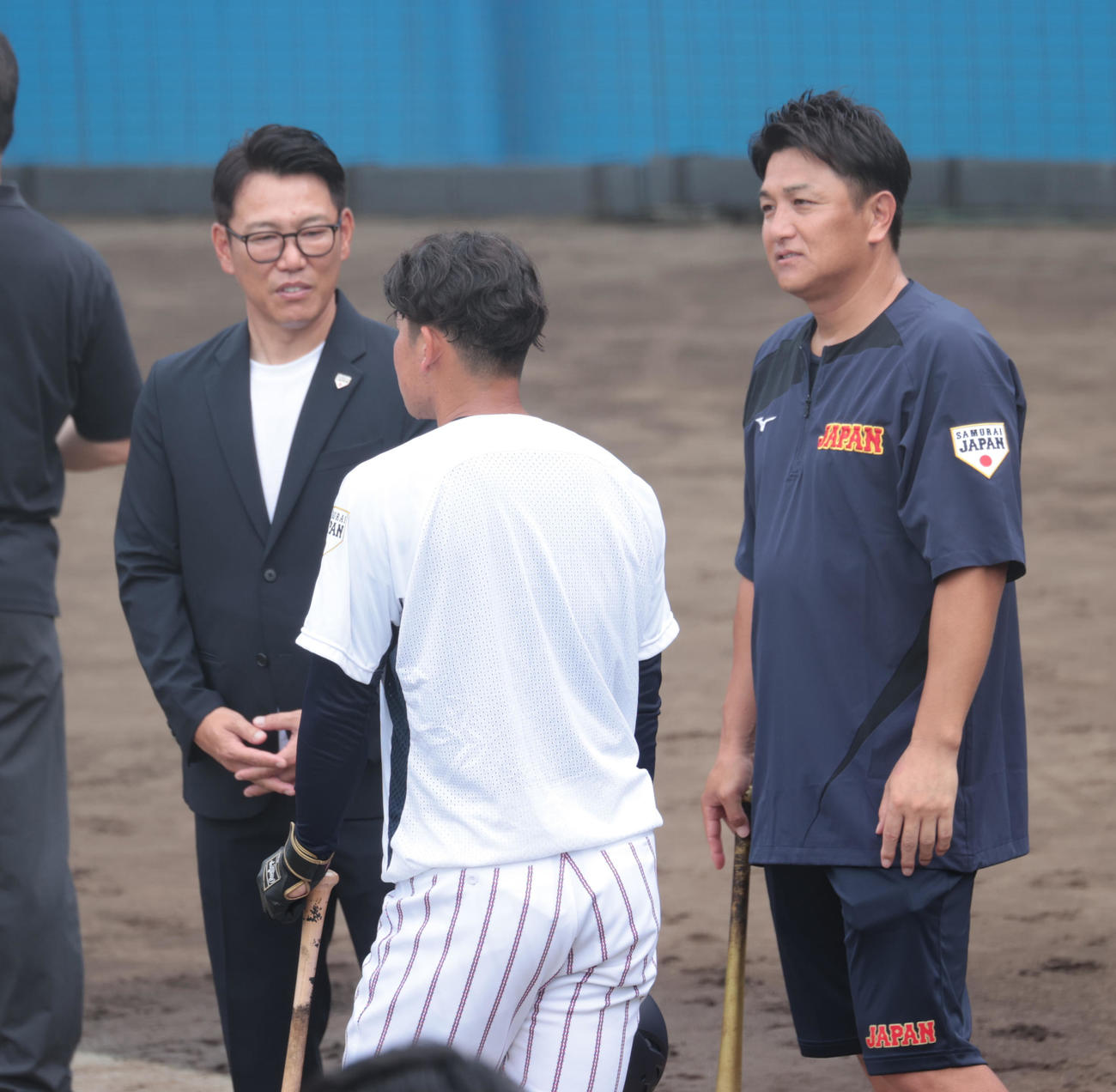 侍ジャパン大学代表直前合宿で侍ジャパン井端監督（左）と高橋臨時コーチ（右）は中大・繁永と話す（撮影・柴田隆二）